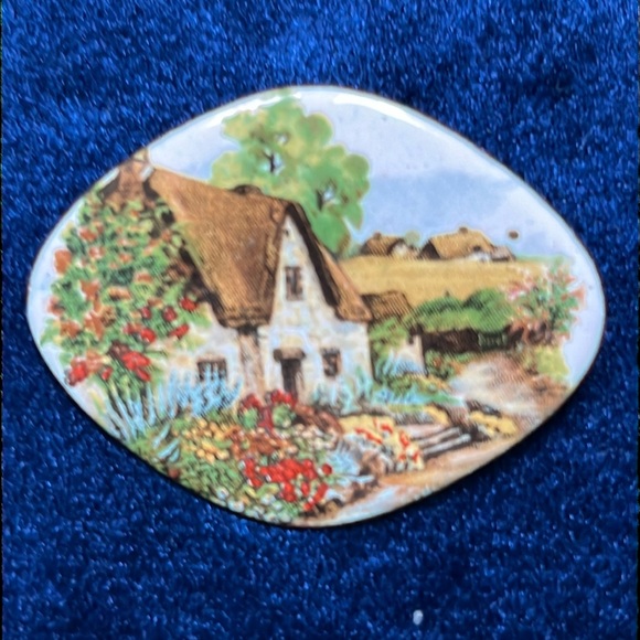 ☘️ Irish Garden & Cottage Thatched Roof Enameled Pin or Brooch  ☘️ - Picture 1 of 6